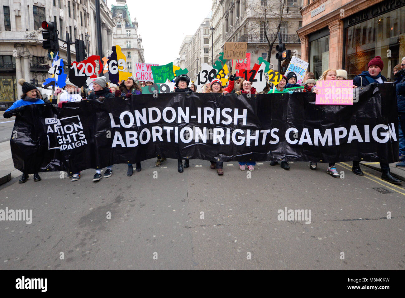 Il giorno di San Patrizio Parade, Londra, 2018. London Irish aborto diritti banner della campagna. I manifestanti. Marciando. Protesta Foto Stock