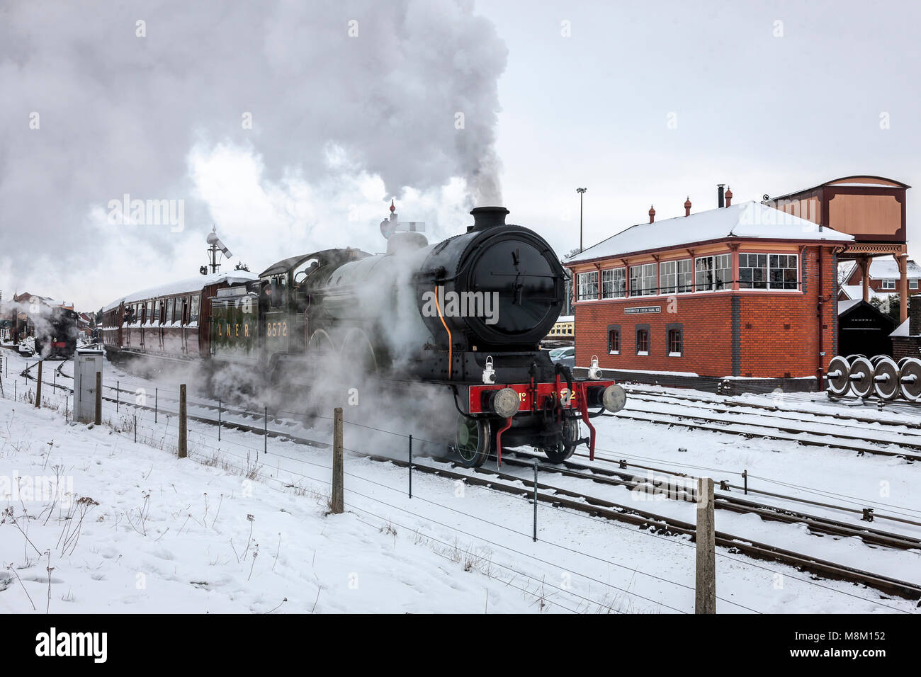 Kiddminster, UK. Il 18 marzo, 2018. LNER 'B12' tipo di locomotiva a vapore n. 8572 si allontana dalla stazione a Kidderminster in Severn Valley Railway in condizioni di neve durante il loro 'Spring " Gala di vapore. Credito: Edward J Dyer/Alamy Live News. Foto Stock