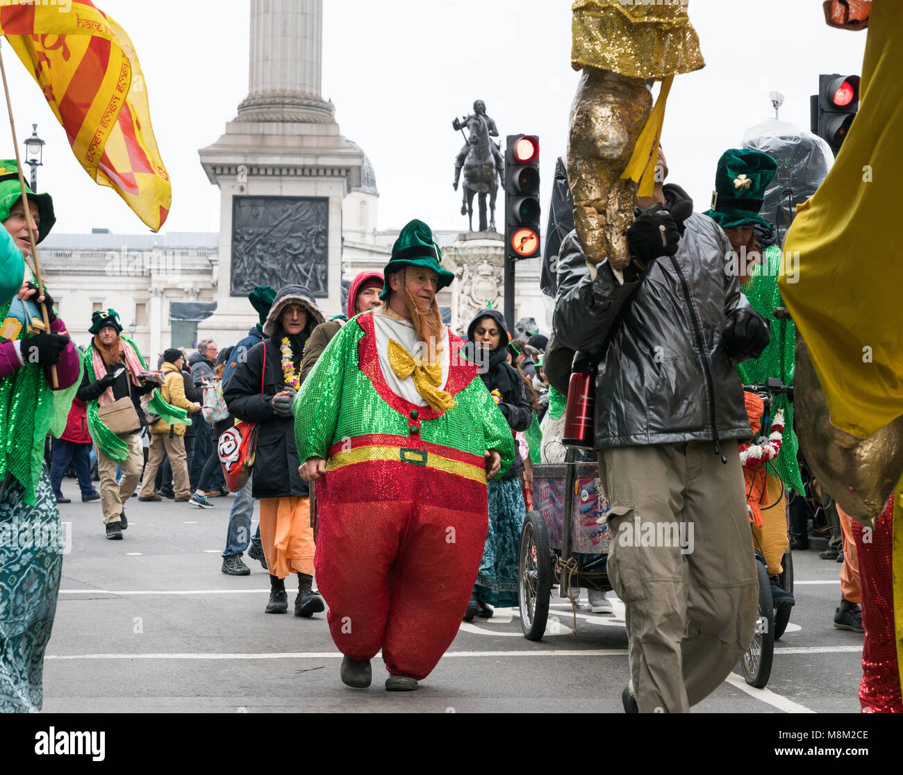 Londra, Regno Unito. 18 marzo 2018 . La gente celebra San Patrizio parade. Irlandese indossando il costume ileprechaun. Credito: AndKa/Alamy Live News Foto Stock