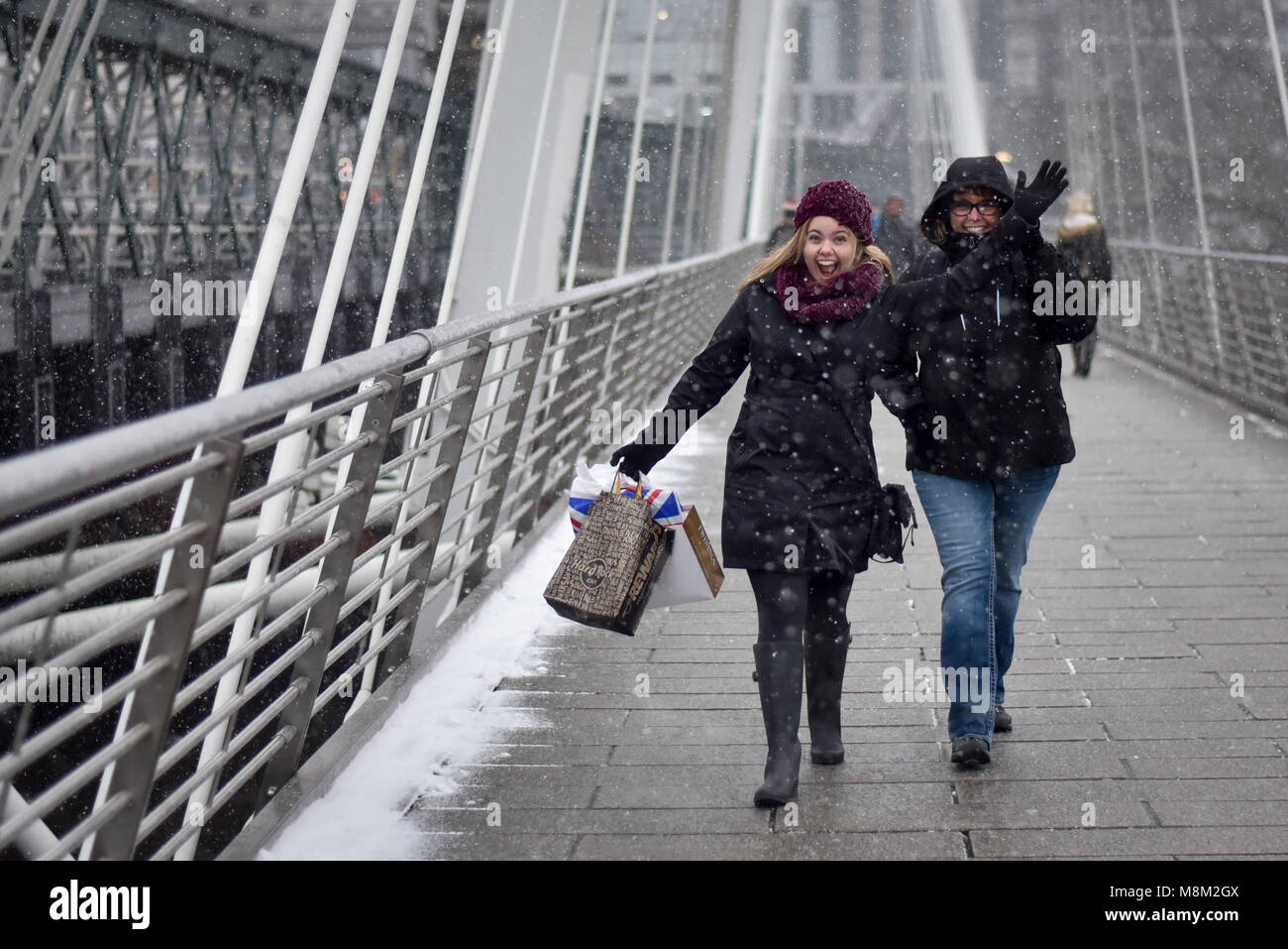 Londra, Regno Unito. Il 18 marzo 2018. Turisti e londinesi a Hungerford Bridge sono catturati in un tardo pomeriggio blizzard come il mini 'bestia da est' sistema meteo continua a portare frigida previsioni per il Regno Unito. Credito: Stephen Chung / Alamy Live News Foto Stock