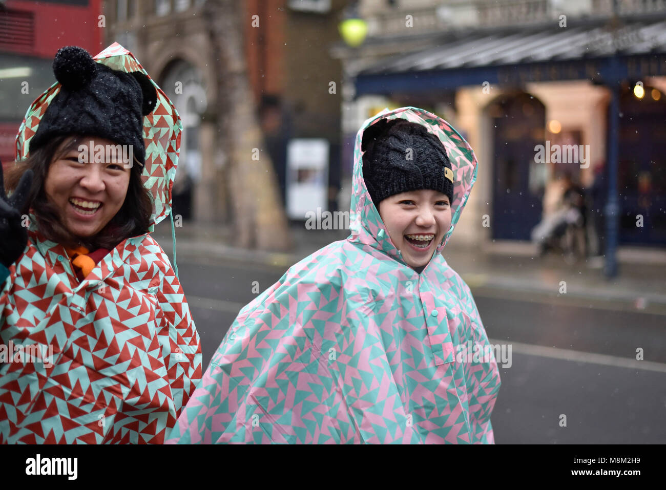 Londra, Regno Unito. Il 18 marzo 2018. I turisti su Charing Cross Road sono catturati in un tardo pomeriggio blizzard come il mini 'bestia da est' sistema meteo continua a portare frigida previsioni per il Regno Unito. Credito: Stephen Chung / Alamy Live News Foto Stock