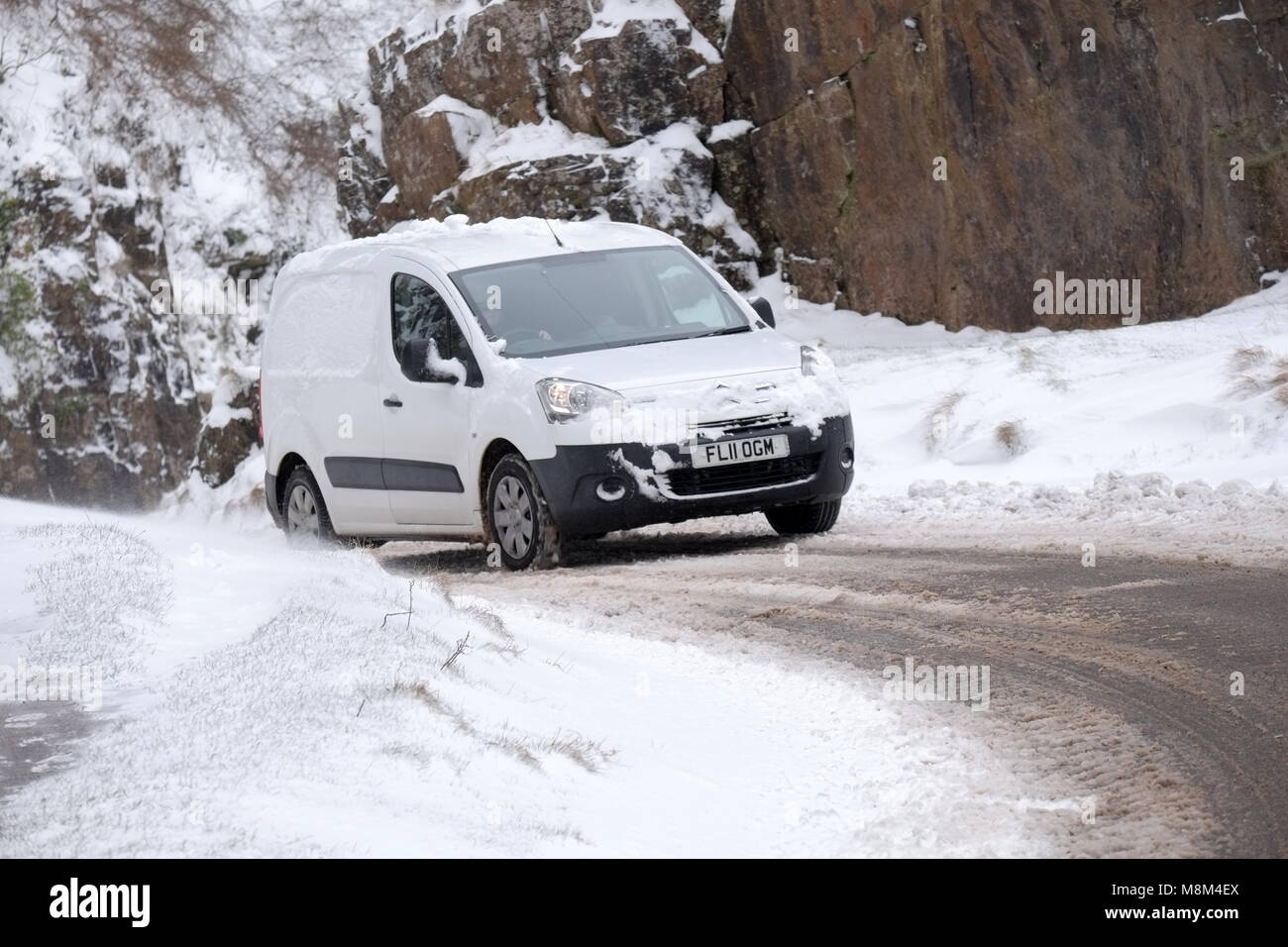 Cheddar Gorge, UK. 18 Marzo 2018 - Un uomo deve arrivare al lavoro, una piccola Citroen van a guidare il Cheddar Gorge con neve Credito: Timoteo grandi/Alamy Live News Foto Stock