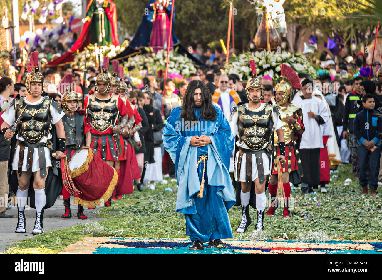 Una donna messicana in tradizionale costume contadina passeggiate AL  FESTIVAL DE SAN MIGUEL ARCANGELO PARADE di San Miguel De Allende MESSICO  Foto stock - Alamy