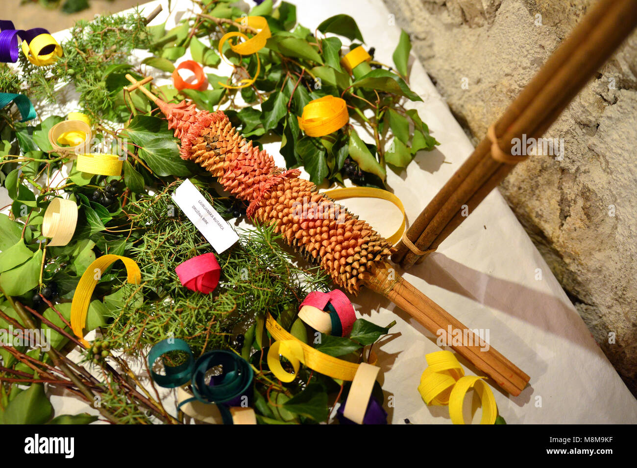 Città di Kamnik, Slovenia. Xviii Mar, 2018. Palovce superiore villaggio nei pressi di Kamnik città in Slovenia il 18 marzo, 2018. Realizzazione del fiore di Pasqua-fasci anche noto come 'butarice' per un cristiano di vacanza in memoria di Gesù' solenne arrivo a Gerusalemme di floral Domenica. Credito: Matic Štojs Lomovšek/Alamy Live News Foto Stock