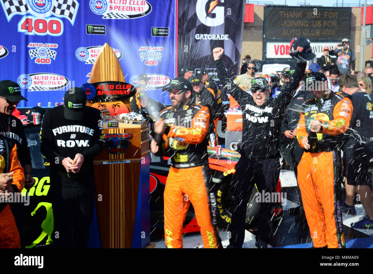 Fontana, CA, Stati Uniti d'America. Xix Mar, 2018. NASCAR - Club Auto 400, Auto Club Speedway di Fontana, in California, Stati Uniti d'America, 18 marzo, 2018. Questa gara è la quinta gara della per l'anno in NASCAR Cup Series. Martin Truex Jr ha vinto la gara con Kyle Larson terminando in seconda posizione e Kyle Busch finendo in terza. Busch ha portato per la maggior parte della gara che aveva 16 portano cambiamenti fra sette piloti. 300'' della gara del sabato, che è stato vinto dal driver Joey Lagano, come parte del credito t: ZUMA Press, Inc./Alamy Live News Foto Stock