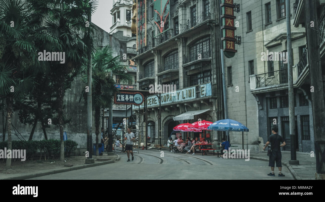 Shanghai, Shanghai, Cina. Xix Mar, 2018. Shanghai, Cina del xviii Marzo 2018: Shanghai Chedun Film Park, situato nel Quartiere Songjiang a Shanghai, è stato utilizzato per la realizzazione di pellicole come 'Lussuria' e 'Kung Fu Hustle'. I vecchi tram e architetture possono essere visti al parco. Le persone possono prendere un tuffo nel funzionamento della schermata di argento al film park. Credito: SIPA Asia/ZUMA filo/Alamy Live News Foto Stock