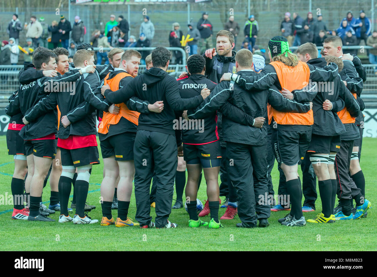 18 marzo 2018, Germania, Colonia: Rugby, Rugby Europa del campionato, Germania vs Russia. Il team tedesco assembla come Dr. Colin Grzanna punta il dito in background.- nessun filo SERVICE - Foto: Jürgen Keßler/dpa Foto Stock