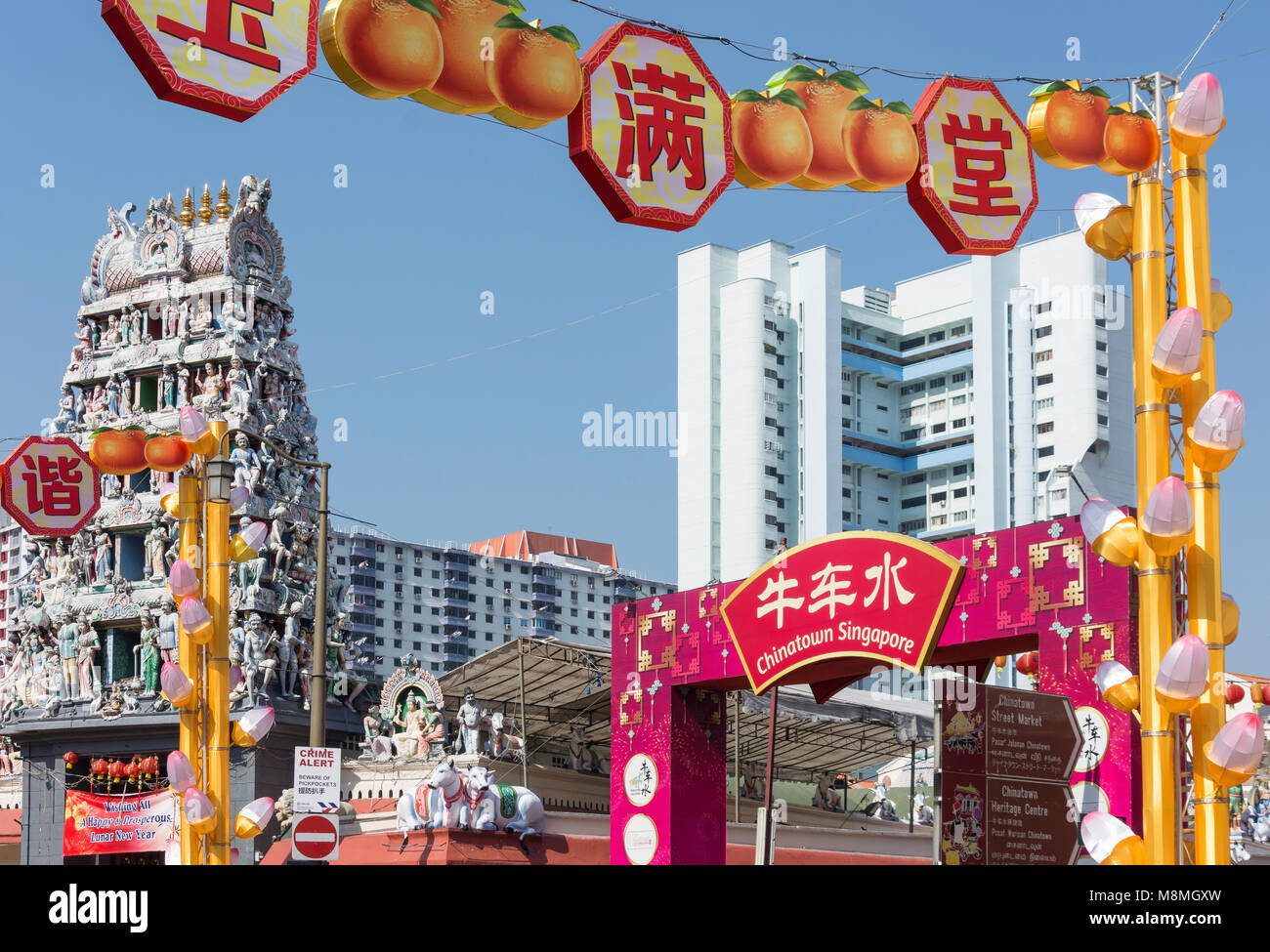 Ingresso di Chinatown e il Tempio di Sri Mariamman, South Bridge Road, Quartiere di Outram, zona centrale, Singapore Island (Pulau Ujong), Singapore Foto Stock