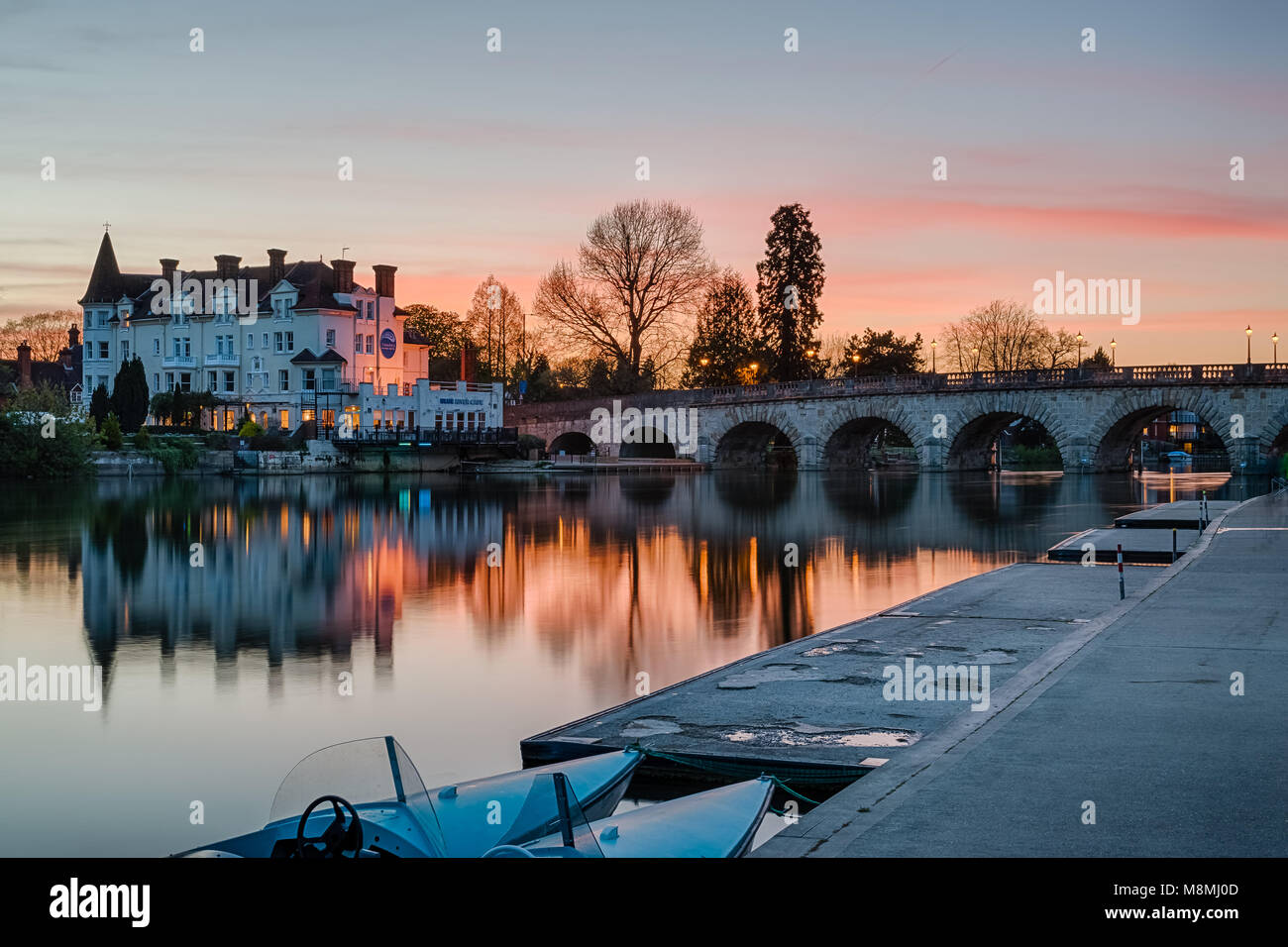 Ponte Maidenhead e The Thames Riviera Hotel al tramonto Foto Stock