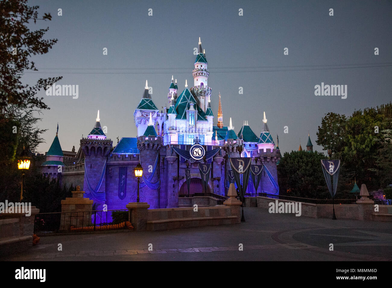 ANAHEIM, CALIFORNIA - 20 settembre 2015 - Il castello di Disneyland di notte per celebrare il sessantesimo anniversario. Foto Stock