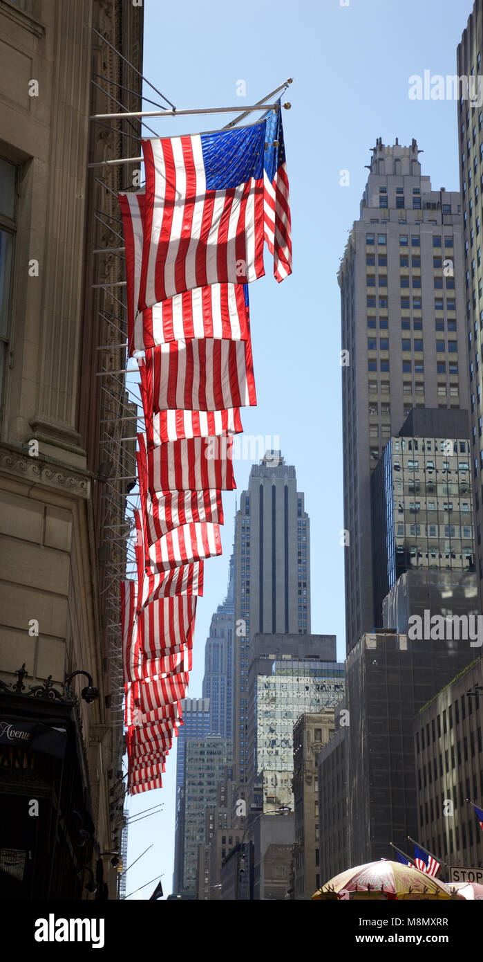 Stelle e Strisce volato da Saks, Fifth Avenue, New York Foto Stock