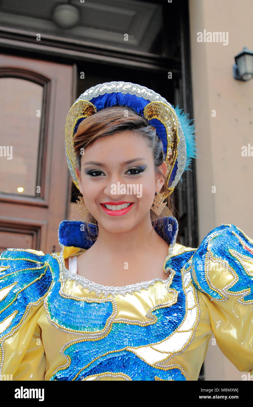 South American Girl indossando la sua parata tradicional vestiti da Los Andes Perù. La foto è stata scattata in NYC spanish parade lei è sorridente e felice . Foto Stock