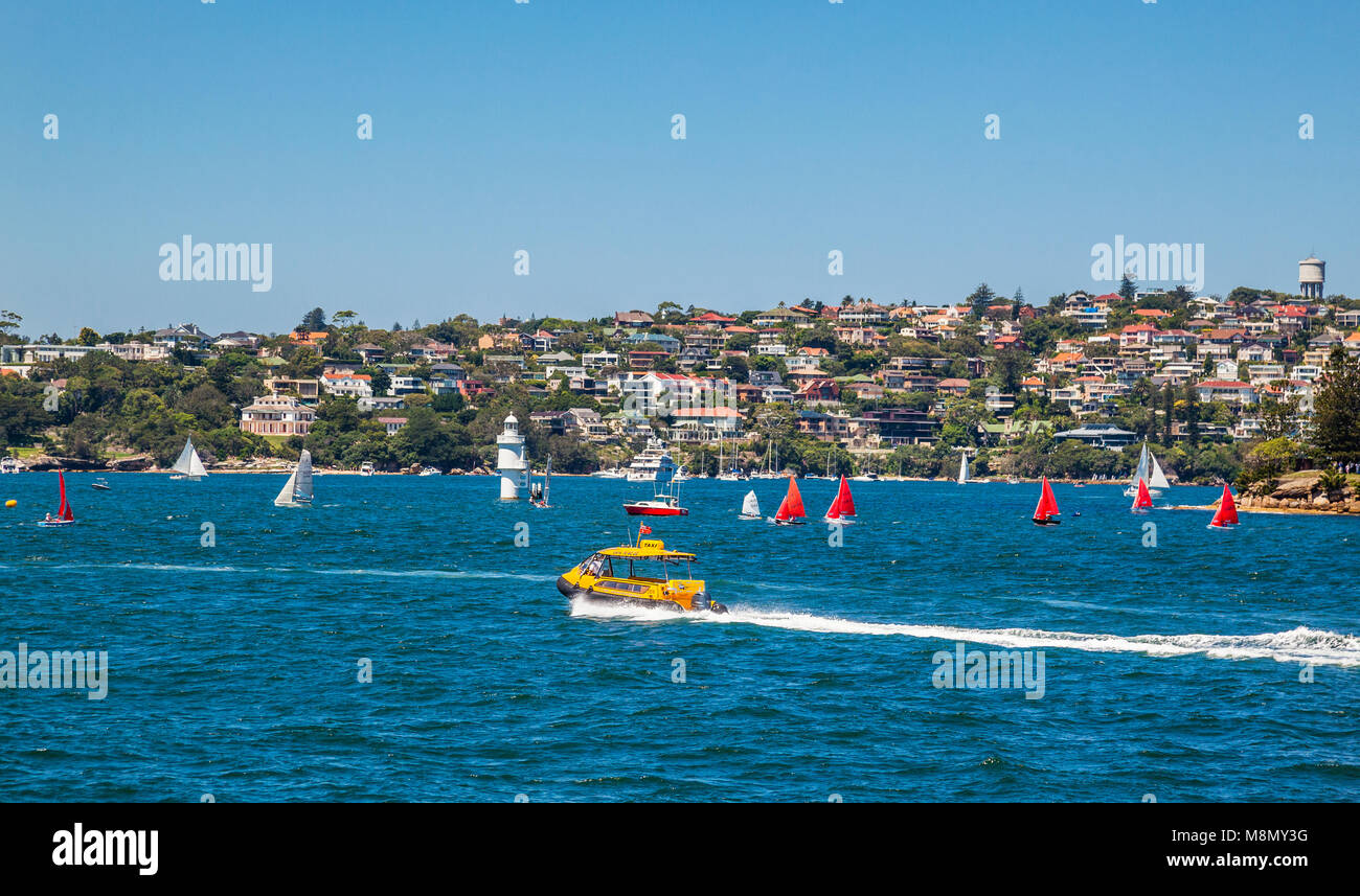 Australia, Nuovo Galles del Sud, Sydney Harbour, Port Jackson, un taxi acqueo hurtles attraverso Sydney Harbour contro lo sfondo della Vaucluse con la storica St Foto Stock