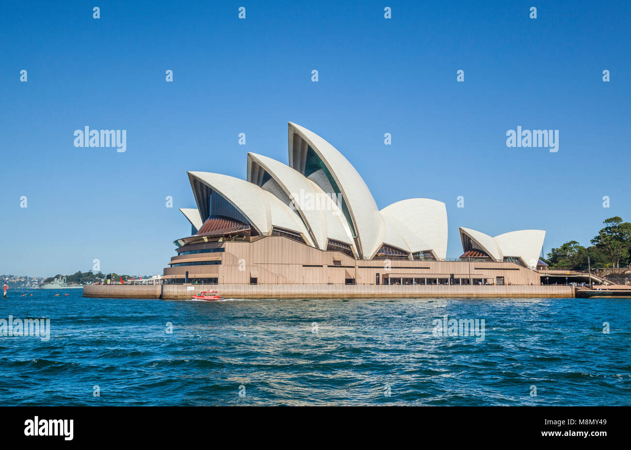 Sydney Opera House at Bennelong Point visto dalla baia di Sydney, Nuovo Galles del Sud, Australia Foto Stock