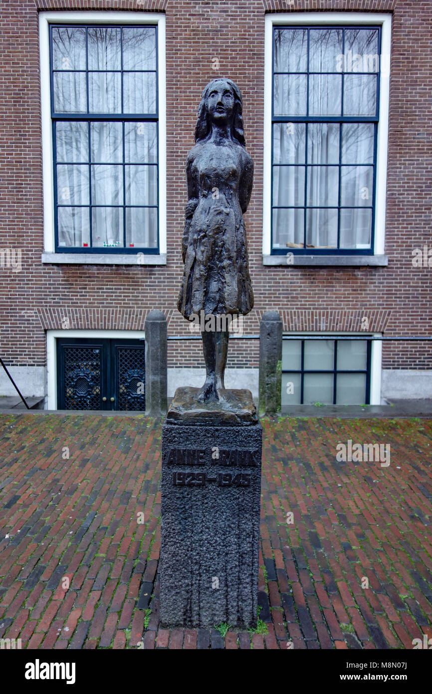 Dic 20, 2017 - Statua di Anna Frank da Marie Andriessen fuori la Westerkerk, Grachtengordel, Amsterdam, Paesi Bassi Foto Stock
