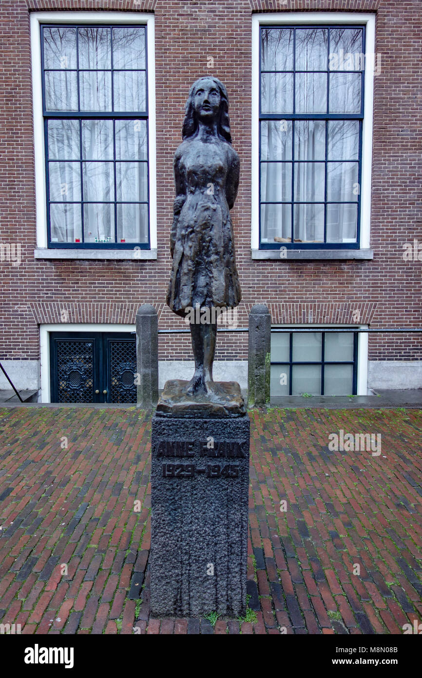 Dic 20, 2017 - Statua di Anna Frank da Marie Andriessen fuori la Westerkerk, Grachtengordel, Amsterdam, Paesi Bassi Foto Stock