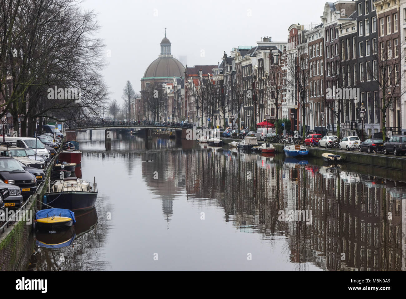 Dic 20, 2017 - Vista sul canale Singel e cupola in rame di Ronde Lutherse Kerk, Amsterdam, Paesi Bassi Foto Stock