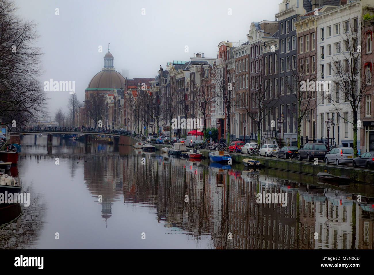 Dic 20, 2017 - Vista sul canale Singel e cupola in rame di Ronde Lutherse Kerk, Amsterdam, Paesi Bassi Foto Stock