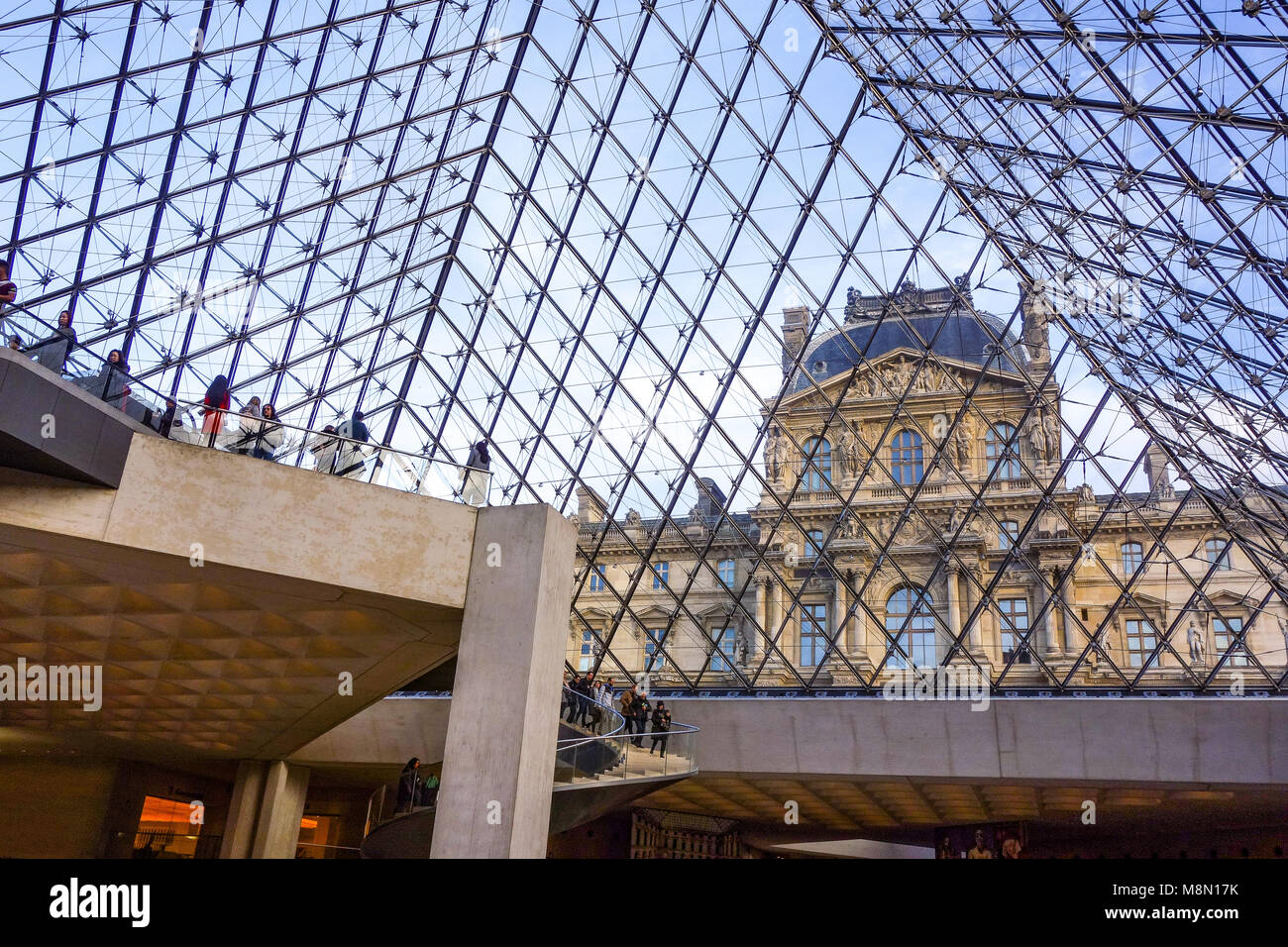 Dic 31, 2017 - Palais du Louvre visto attraverso la piramide, Parigi, Francia, Europa Foto Stock