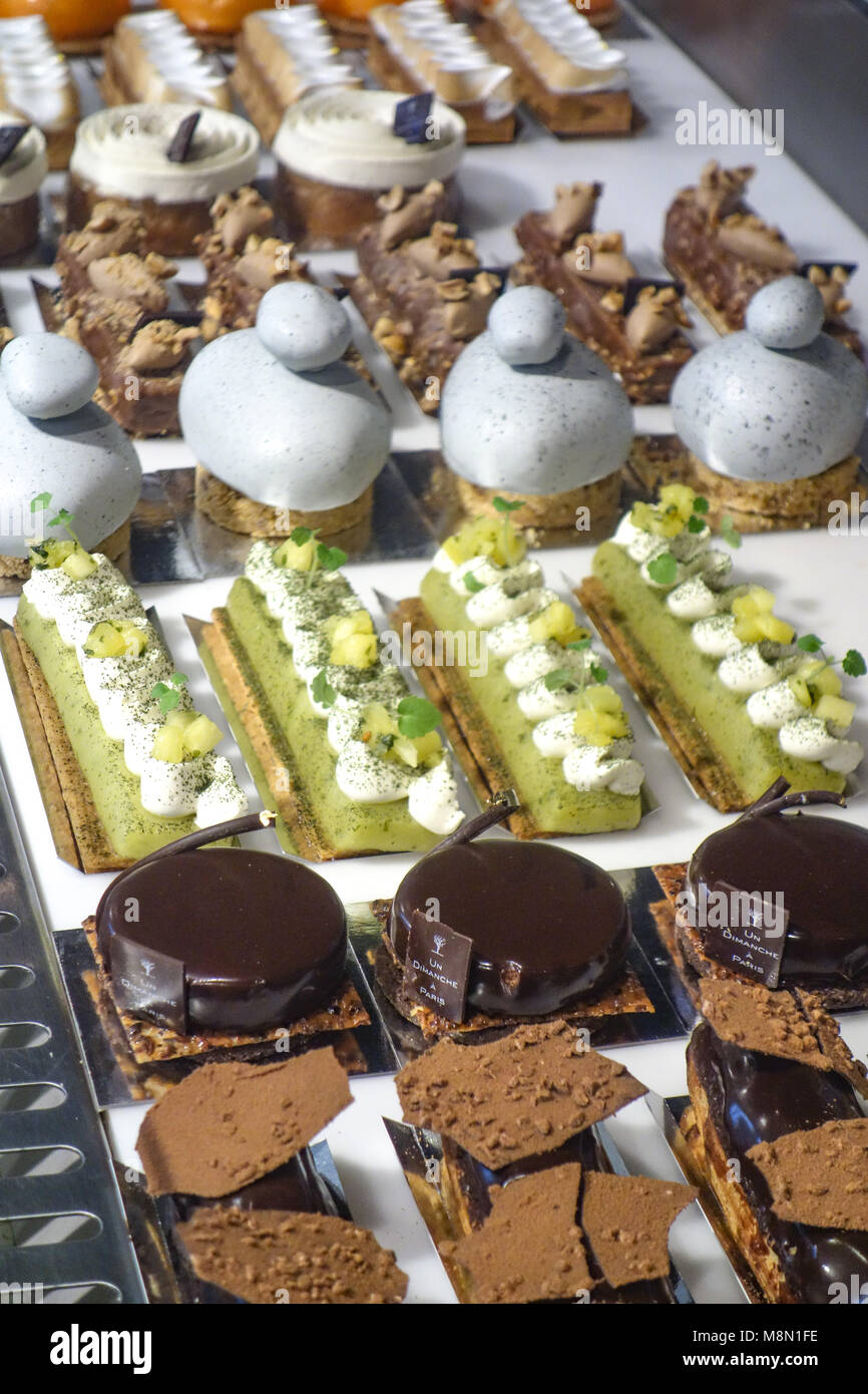 Parigi, Francia - Jan 2, 2017: pasticcini sul display in un tradizionale pasticceria francese Foto Stock