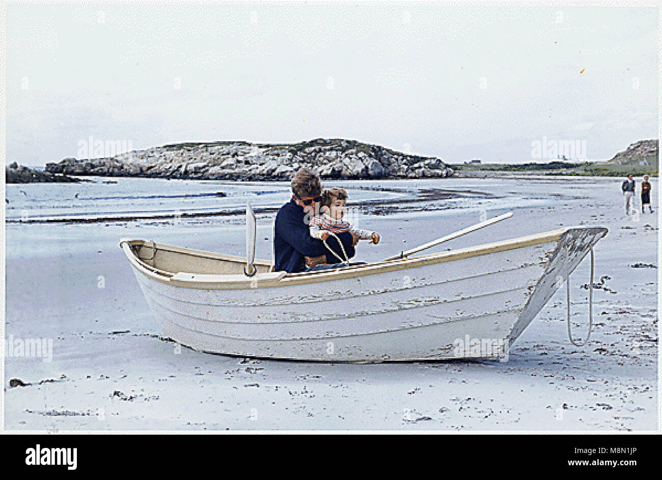 Presidente degli Stati Uniti John Fitzgerald Kennedy gioca con il suo figlio, John F. Kennedy Jr., in spiaggiata canotto durante un fine settimana sulla spiaggia Bailey a Newport, Rhode Island il 15 settembre 1963. Credito: White House via CNP /MediaPunch Foto Stock