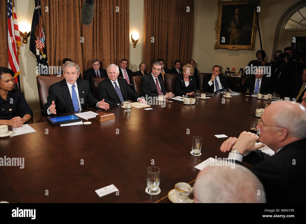 Washington, D.C. - Febbraio 4, 2008 -- Il Presidente degli Stati Uniti George Bush discute il suo 3 trilioni di dollari di piano di bilancio per l'anno fiscale 2009 dopo un incontro con il suo gabinetto nel Cabinet Room della casa bianca a Washington D.C. il lunedì, 4 febbraio 2008. Il bilancio offre un approssimativo di 400 miliardi di dollari di deficit di cui il suo 145 miliardi di dollari di piano di stimolo economico è una parte. Da sinistra a destra: il Segretario di Stato statunitense Condoleezza Rice; il Presidente Bush; il Segretario della Difesa Robert Gates; Segretario del Commercio Carlos Gutierrez; Segretario dei trasporti Maria Peters; e Foto Stock