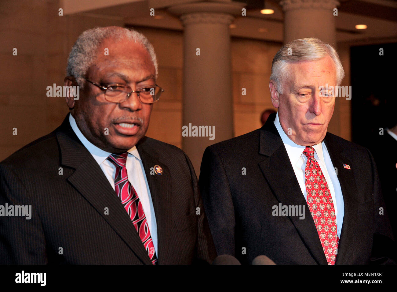 Stati Uniti Casa maggioranza Whip Jim Clyburn (Democratico della Carolina del Sud), a sinistra, E DEGLI STATI UNITI Casa Leader di maggioranza Steny Hoyer (Democratico del Maryland), destra, incontrare giornalisti NEGLI STATI UNITI Capitol Sabato, 20 Marzo 2010 prima della riunione con gli Stati Uniti Il presidente Barack Obama e la casa Caucus democratico per discutere il voto in sospeso su della riforma sanitaria..Credit: Ron Sachs / CNP.(restrizione: NO New York o New Jersey o giornali quotidiani nel raggio di 75 miglia da New York City) /MediaPunch Foto Stock