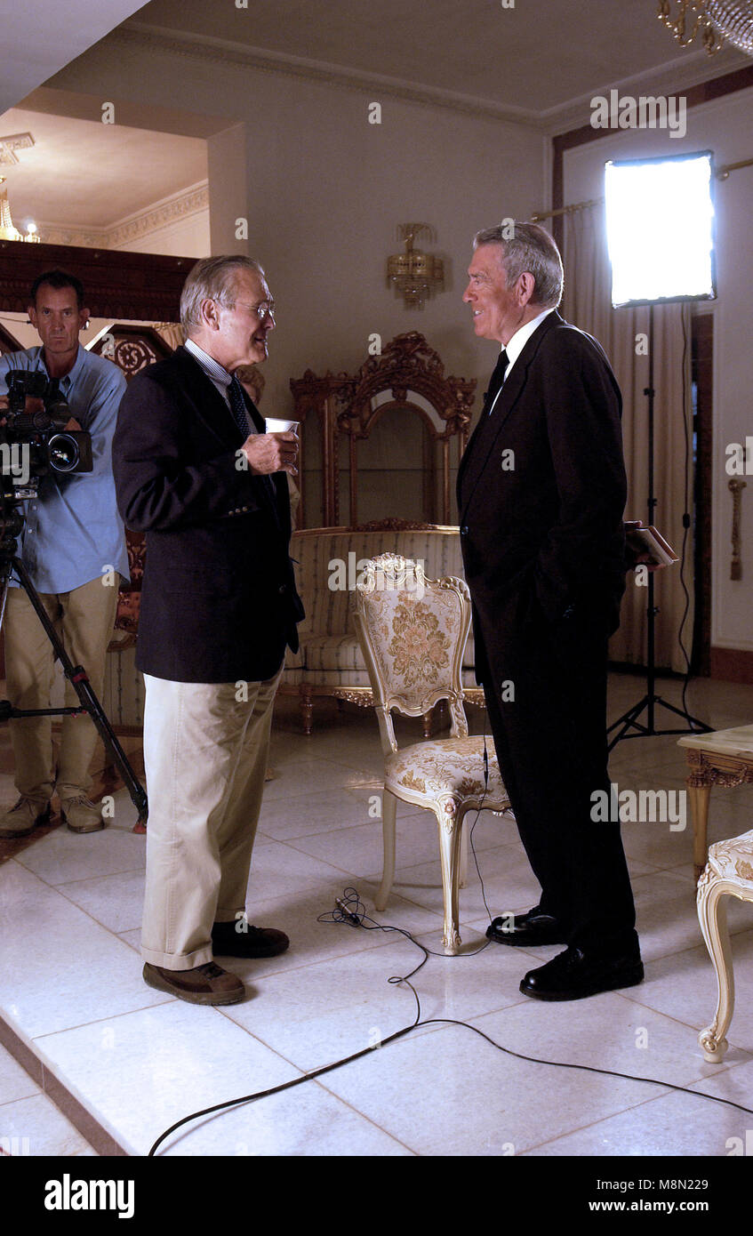 Stati Uniti il Segretario della Difesa Donald H. Rumsfeld colloqui con Dan piuttosto di CBS News prima di un colloquio per la rete di sera news broadcast il 5 settembre 2003, a Baghdad, Iraq. .Credito: Andy Dunaway / DoD via CNP /MediaPunch Foto Stock