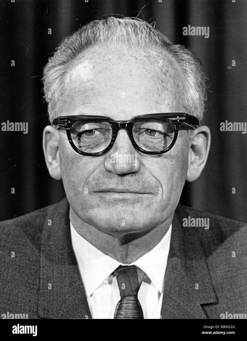 Stati Uniti il senatore Barry Goldwater M. (repubblicano di Arizona), un candidato per il 1964 Partito Repubblicano la nomina per il Presidente degli Stati Uniti, pone per i fotografi in Washington, DC il 4 febbraio 1964. Credito: Benjamin E. 'gene' Forte / CNP /MediaPunch Foto Stock