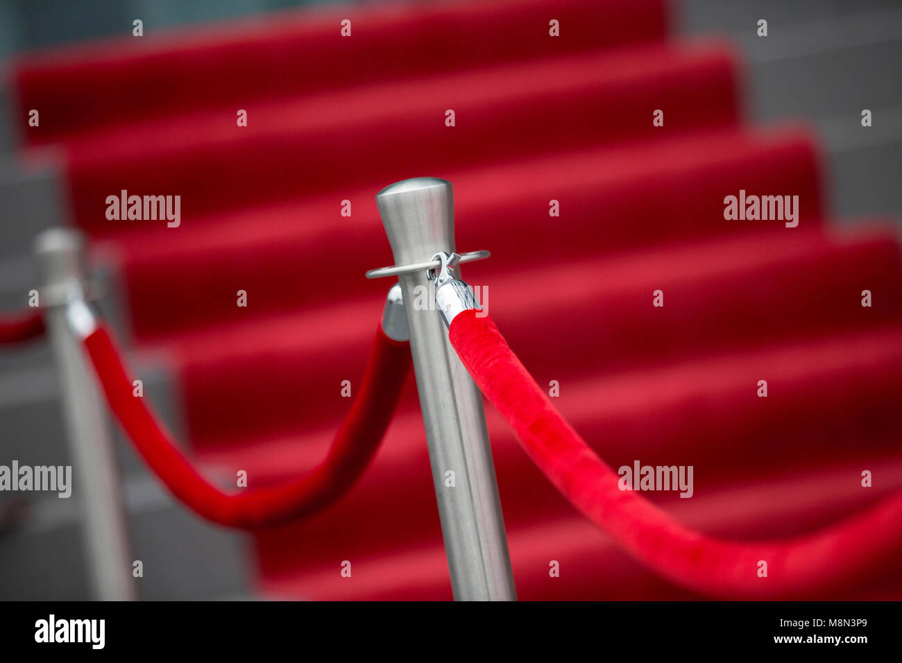 Tappeto rosso, scale e corda di barriera Foto Stock