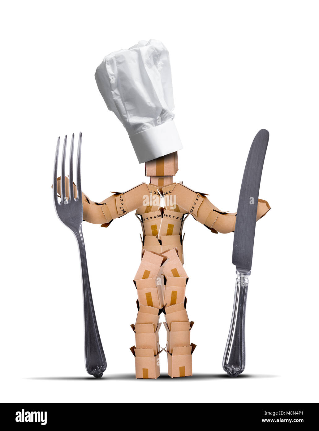 Lo Chef carattere cassa con alte chef hat holding grande coltello e forchetta contro uno sfondo bianco. Per la cottura e il concetto di cucina Foto Stock