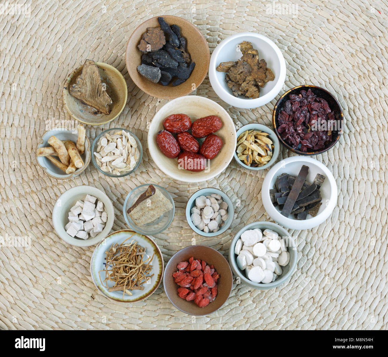 Tutti i tipi della Chinese medicine a base di erbe nella tazza di porcellana Foto Stock