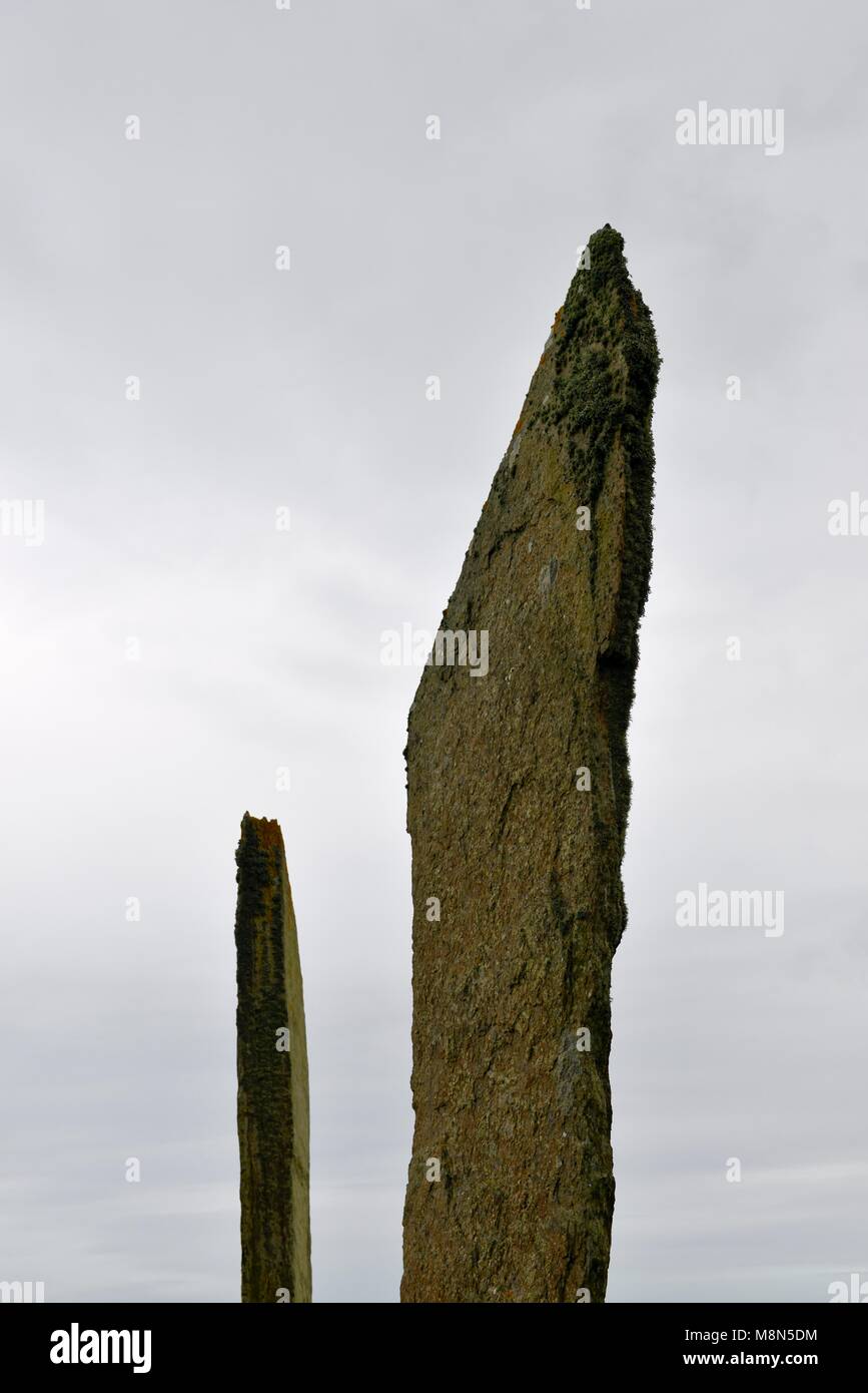 Pietre permanente di Stenness, Orkney. 5m alta megaliti preistorici del cerchio di pietra henge monumento originariamente fino a dodici pietre su 5000 anni Foto Stock