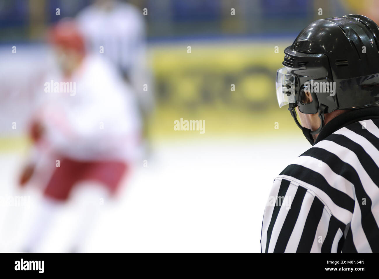Hockey sport background - Vista posteriore dell'arbitro contro la sfocata hockey gioco. Foto Stock