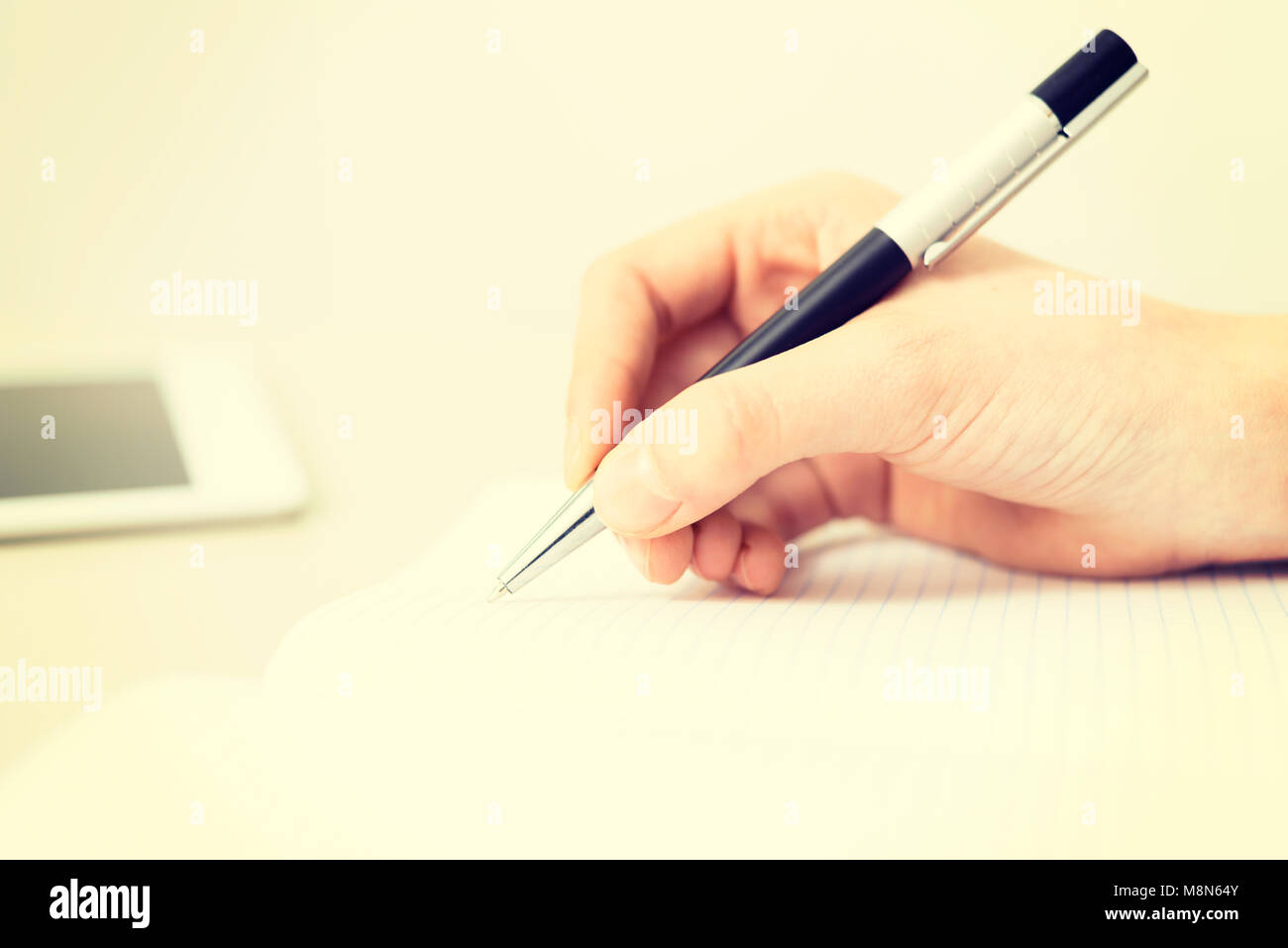 Close-up di una scrittura a mano compiti o qualcosa di diverso in un notebook (effetto vintage). Foto Stock