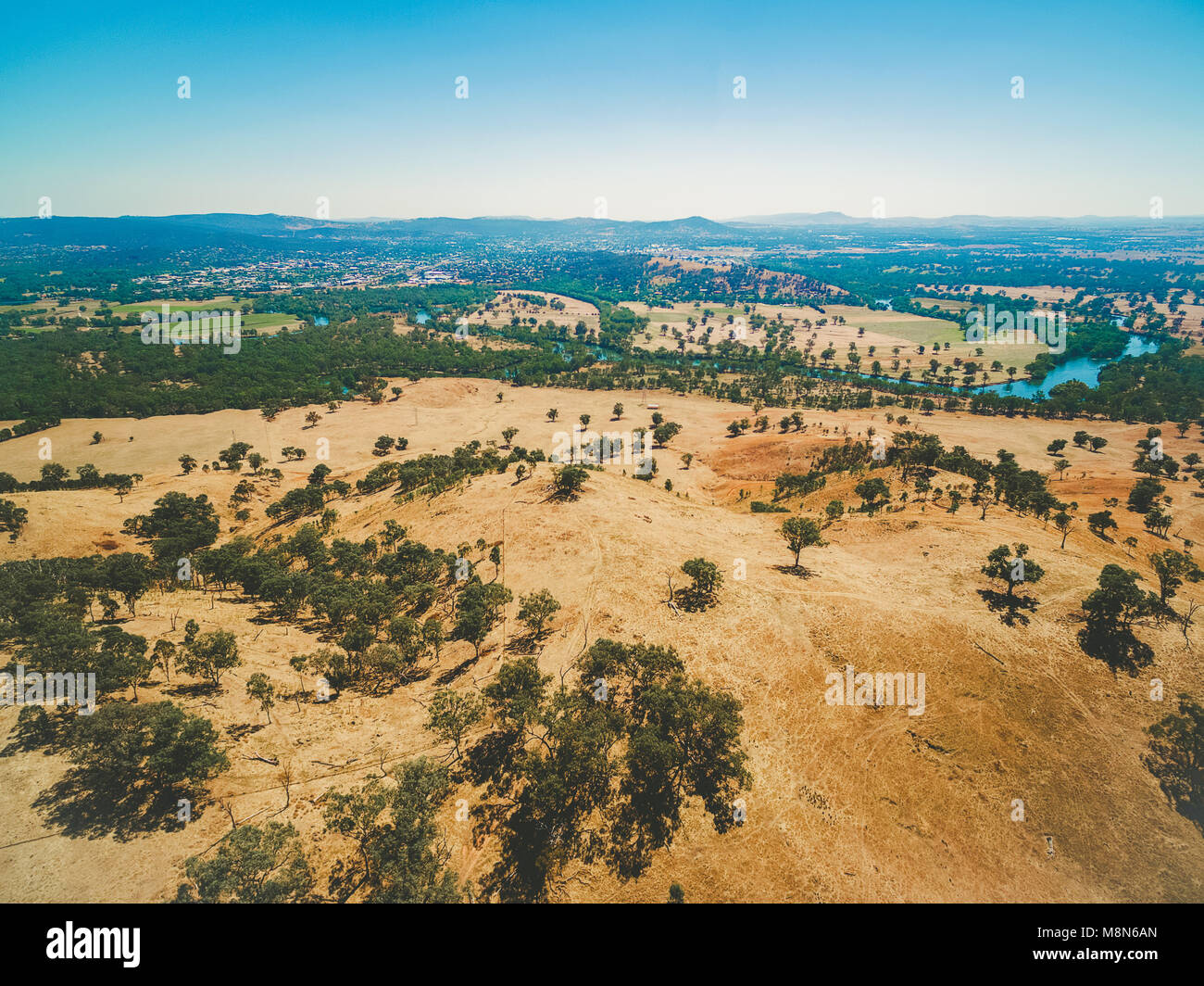 Antenna paesaggio del fiume Murray fluente attraverso la campagna australiana sulla luminosa giornata estiva Foto Stock