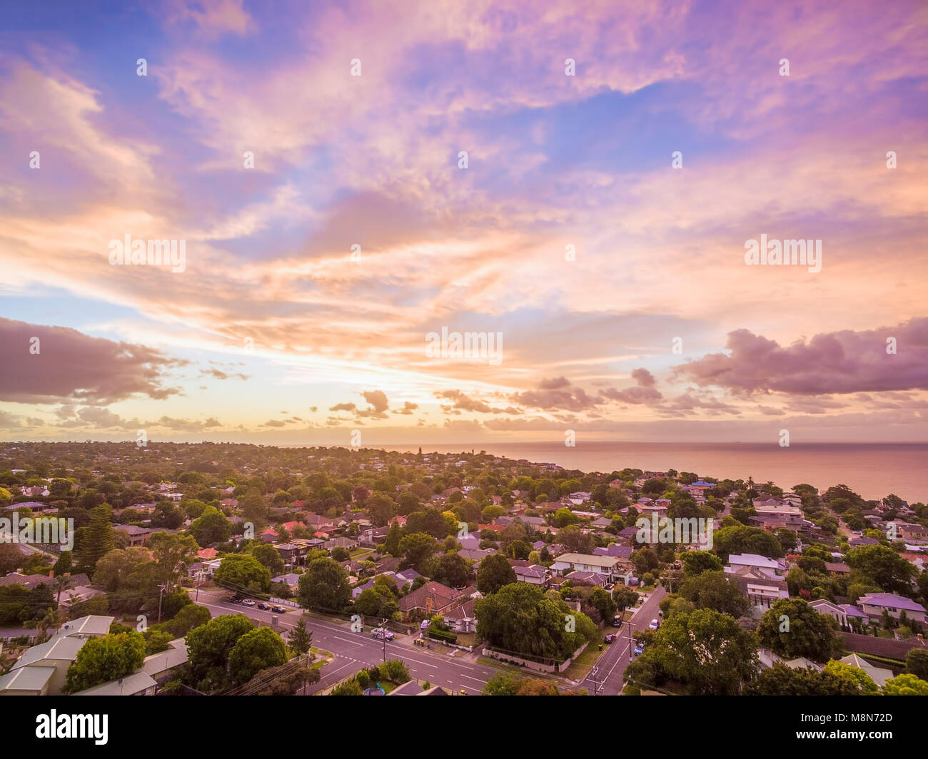 Vista aerea di case nei pressi di costa al bel tramonto Foto Stock