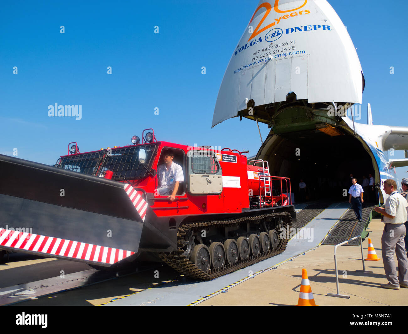 Un 124 100 Antonov Volga-Dnepr lo scarico del veicolo cingolato in International Aviation & Space Salon a Mosca MAKS. ZHUKOWSKY - 17 agosto Foto Stock