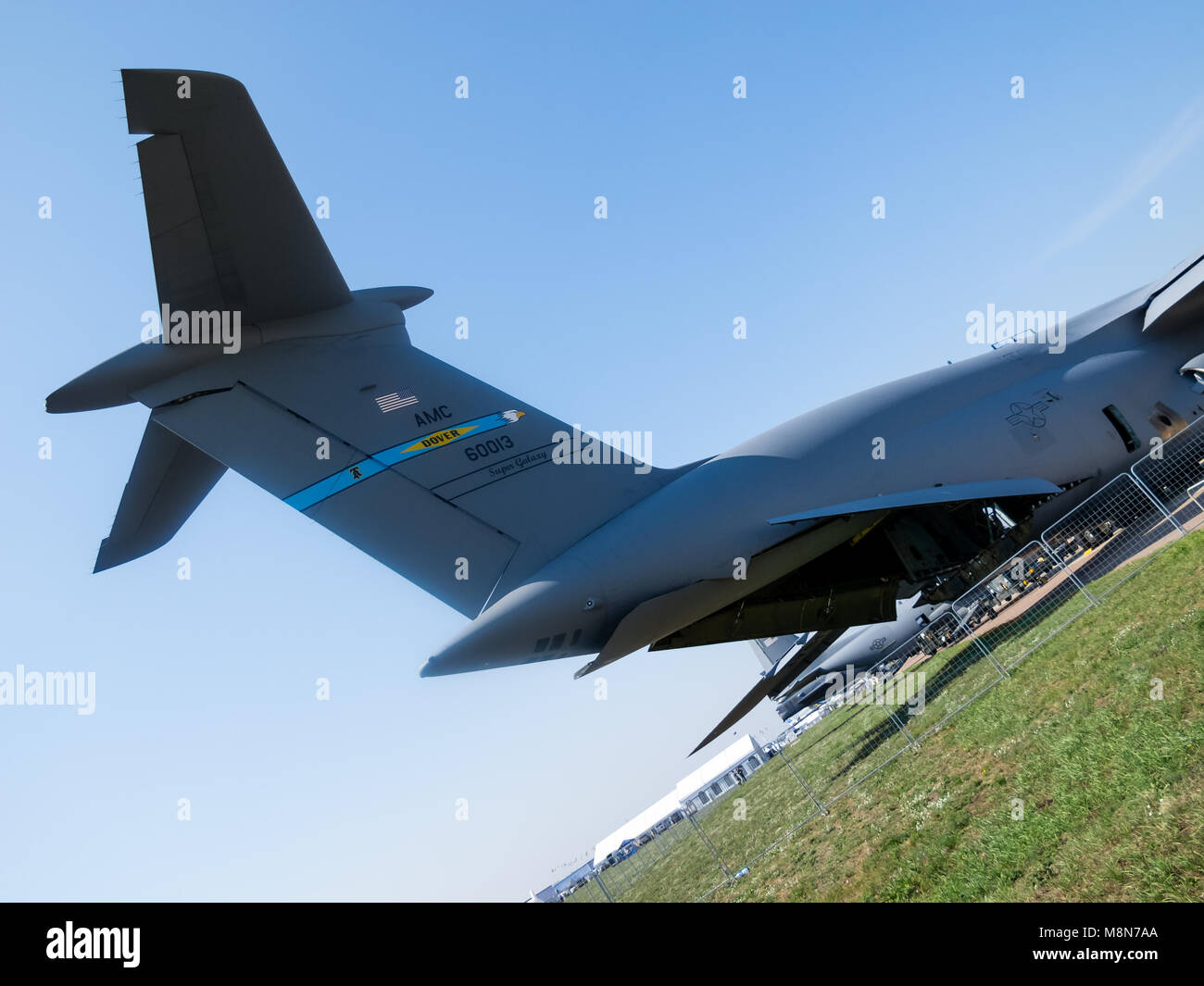 Coda con la banchina di carico del Lockheed C-5 Galaxy, militare cargo aereo strategico. ZHUKOWSKY, RUSSIA - Agosto 16, 2011 Foto Stock