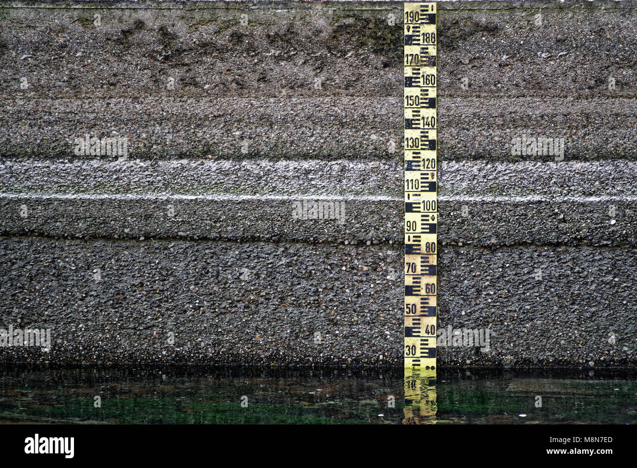 Livello acqua di inondazione regola di misurazione manometro acqua di fiume dettaglio. Foto Stock