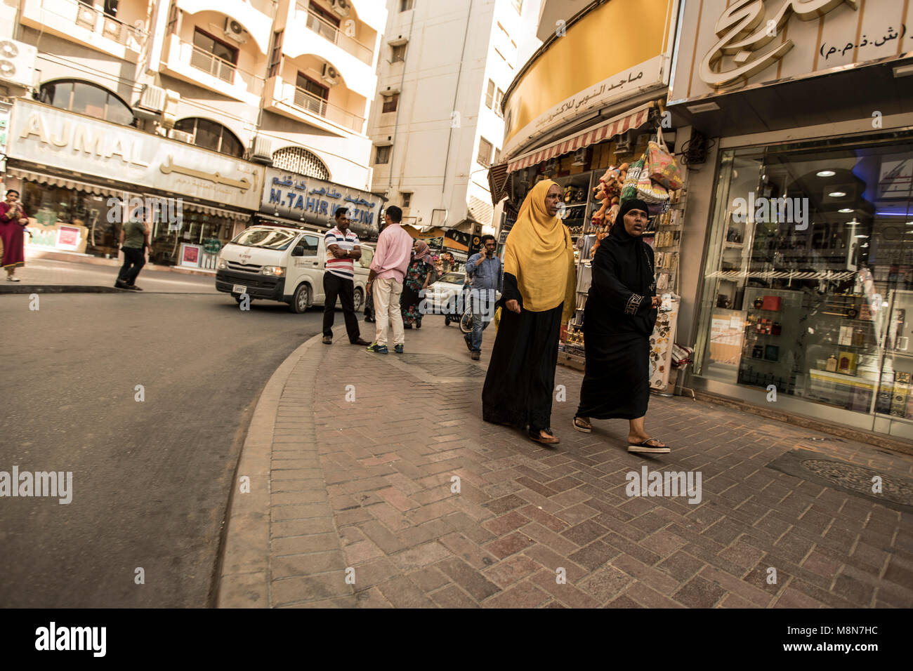 Due donne che indossano hidjab in strada di Dubai, Emirati arabi uniti Foto Stock