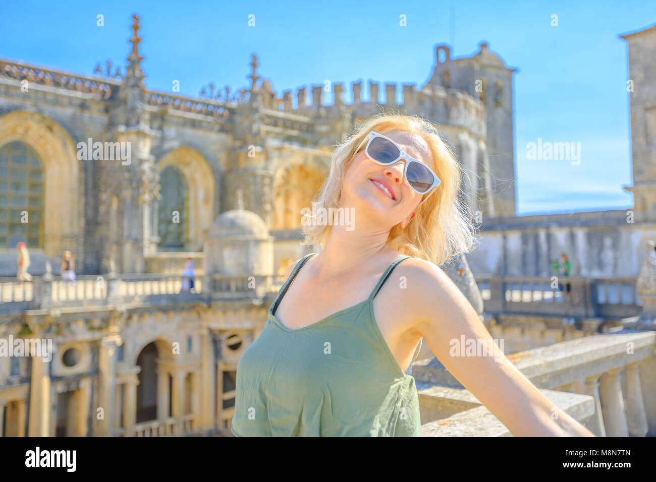 Turismo in Portogallo. Stile di vita spensierata donna alla cima del Convento di Cristo. Turista femminile godendo di Tomar, città dei Cavalieri templari in Portogallo, dell'Europa. Vacanze estive. Vista aerea del monastero. Foto Stock