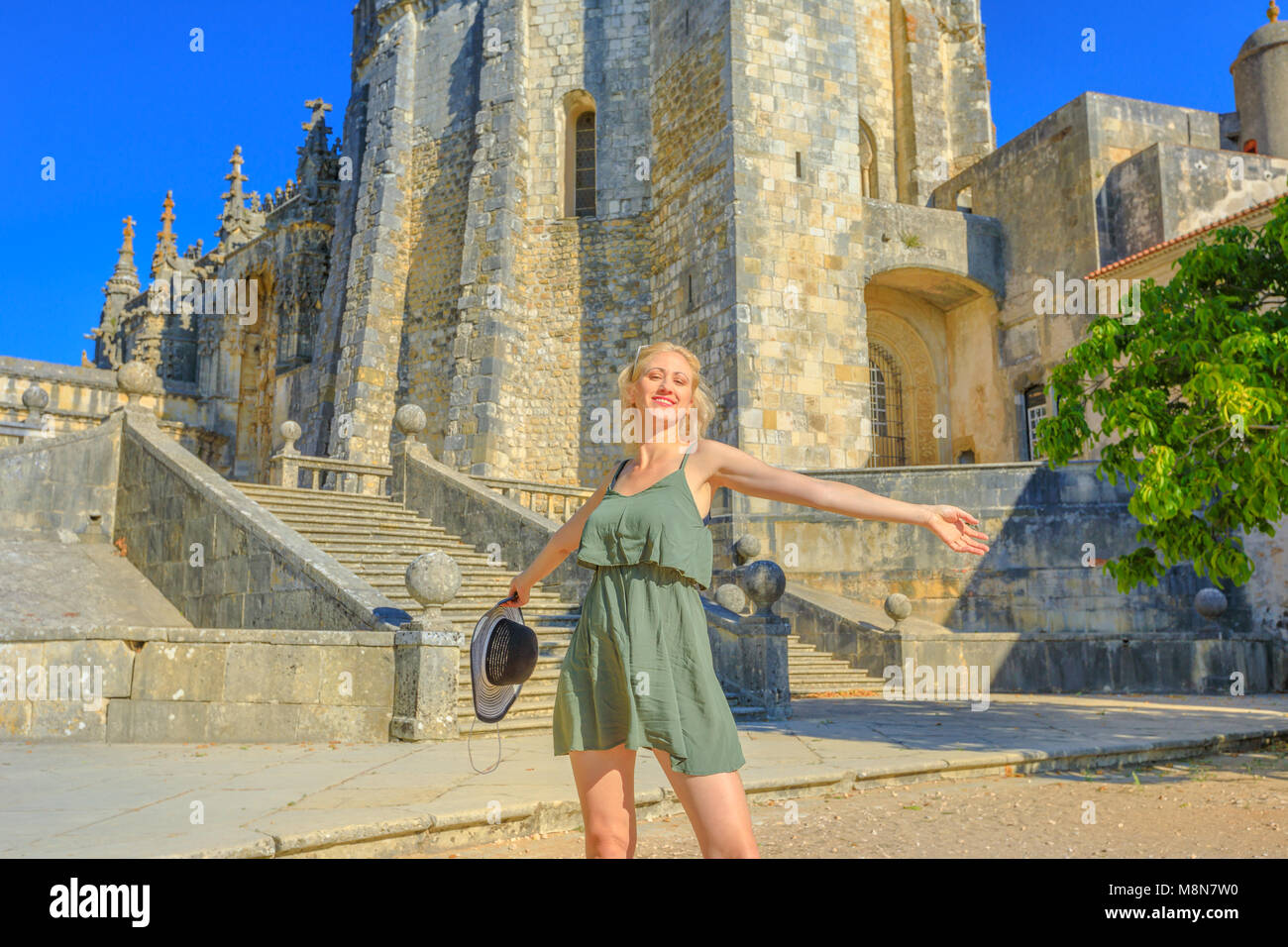 Turismo in Portogallo. Felice e spensierato lifestyle donna al monastero dei Templari o il Convento di Cristo. Turista femminile godendo di Tomar, città dei Cavalieri templari in Portogallo, dell'Europa. Vacanze estive. Foto Stock
