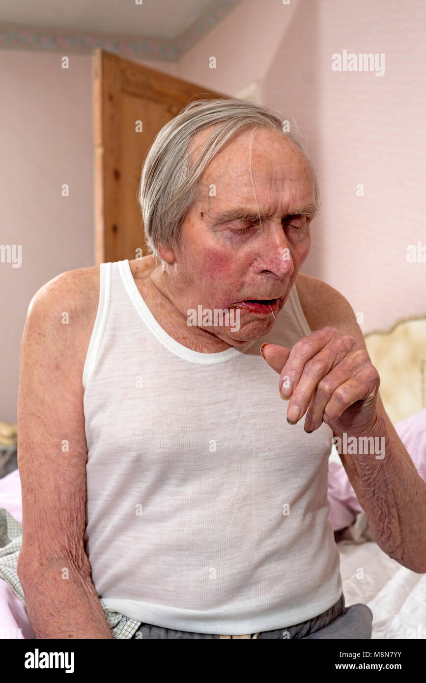 Uomo anziano affetto da un pesante inverno freddo Foto Stock
