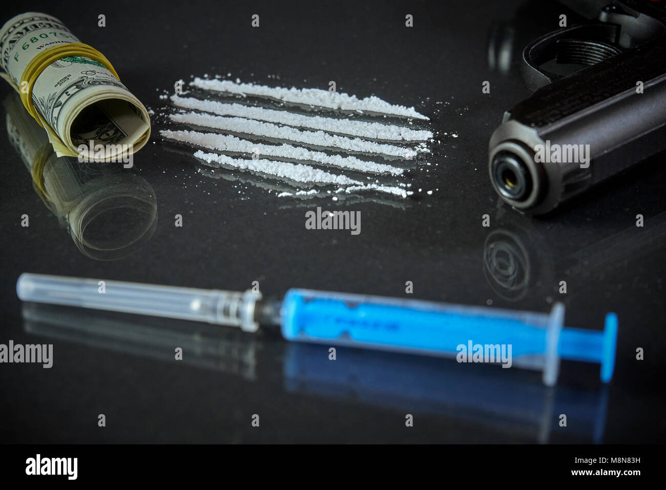 La cocaina, denaro, cucchiaio e siringa monouso su uno sfondo nero. Dipendenza da sostanze stupefacenti. Messa a fuoco selettiva. Foto Stock
