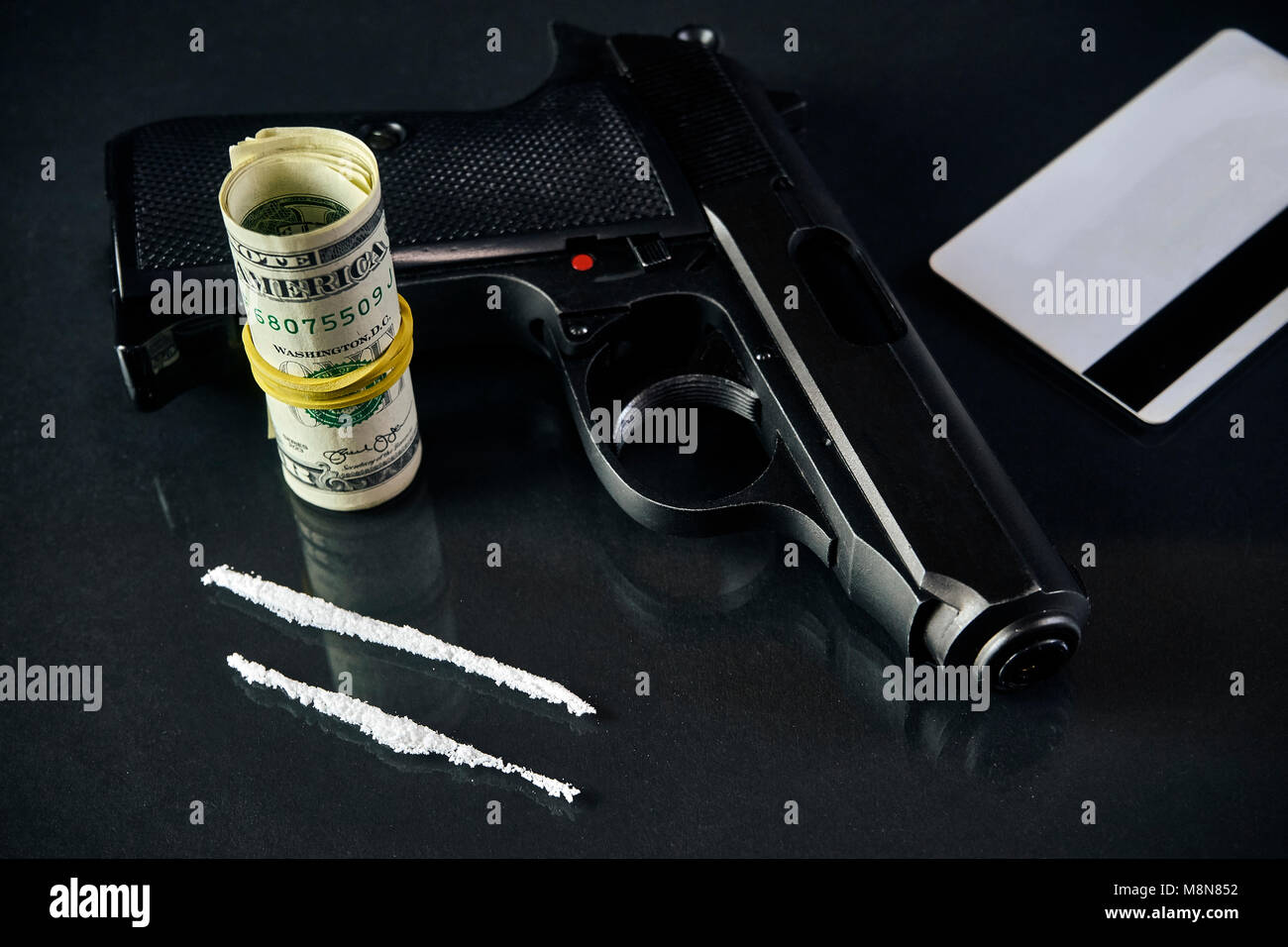 Carta di credito, pistola, strada di cocaina, denaro e munizioni pistola  Foto stock - Alamy