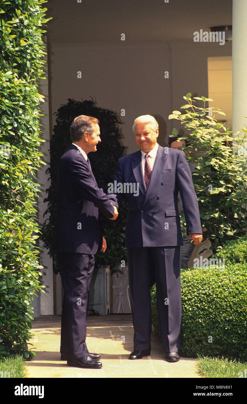 Washington DC., Stati Uniti d'America, 17 giugno 1992 il presidente George H.W. Bush con il Presidente russo Boris Eltsin Nikoloyevich al commento sul prato Sud della Casa Bianca dopo 2 giorni di riunioni nel corso di un vertice di Washington DC. Credito: Mark Reinstein/MediaPunch Foto Stock