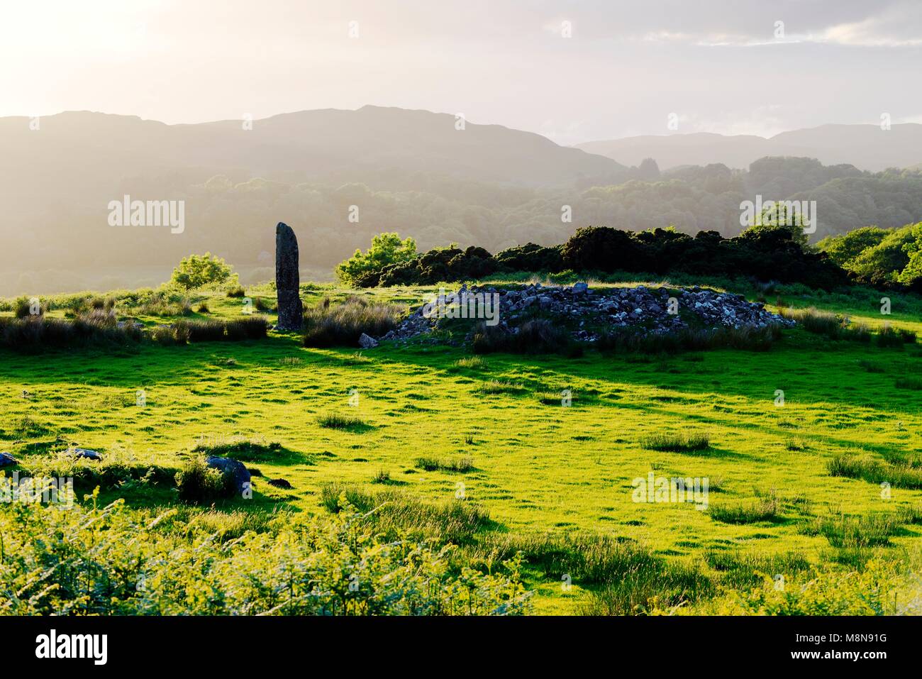 Kintraw megalitiche preistoriche in pietra in piedi alla testa di Loch Craignish vicino Kilmartin, a sud di Oban, Argyll, Scozia. Solstice allineamento per Jura Foto Stock