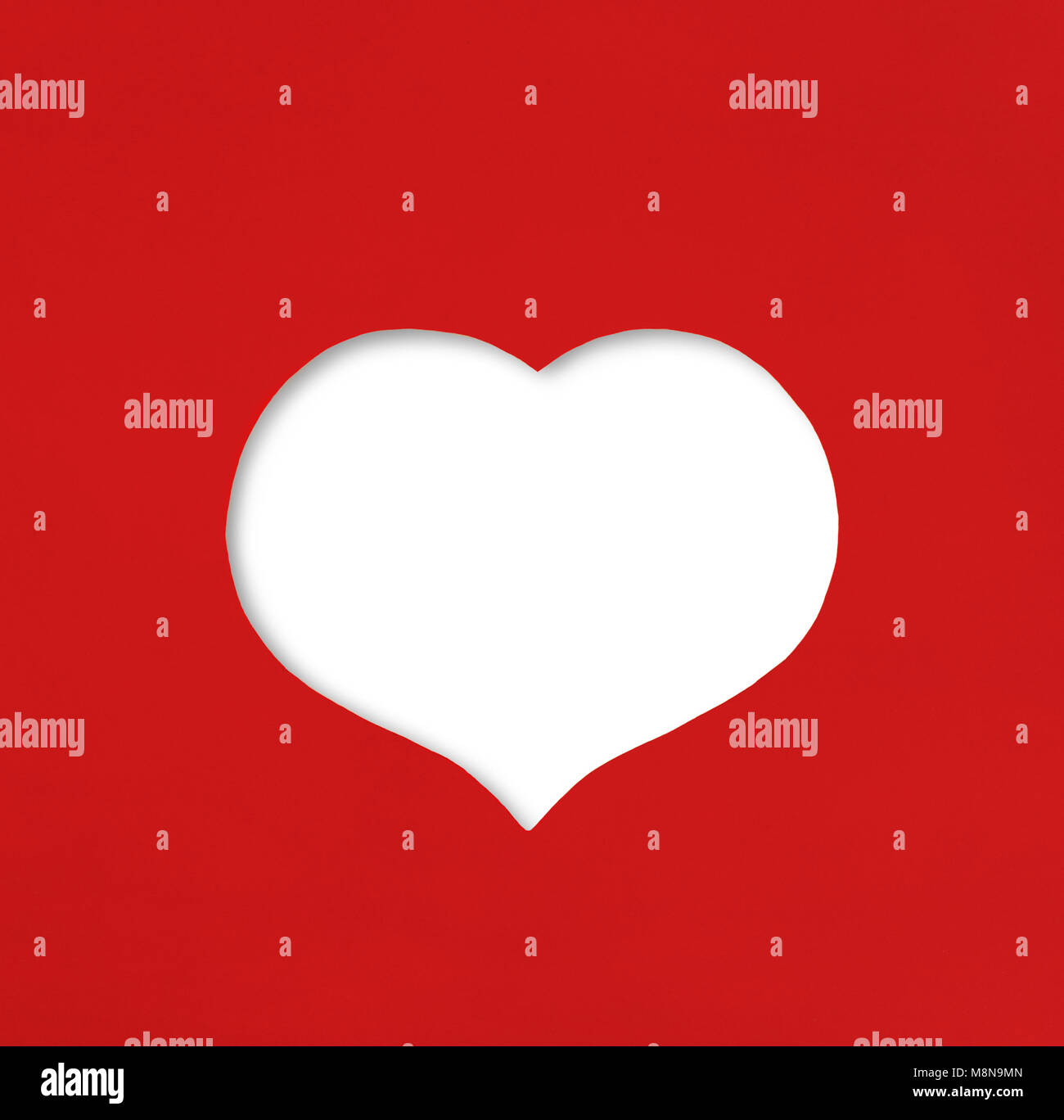 A forma di cuore sul taglio carta di colore rosso con il bianco bianco come il giorno di San Valentino il simbolo Foto Stock