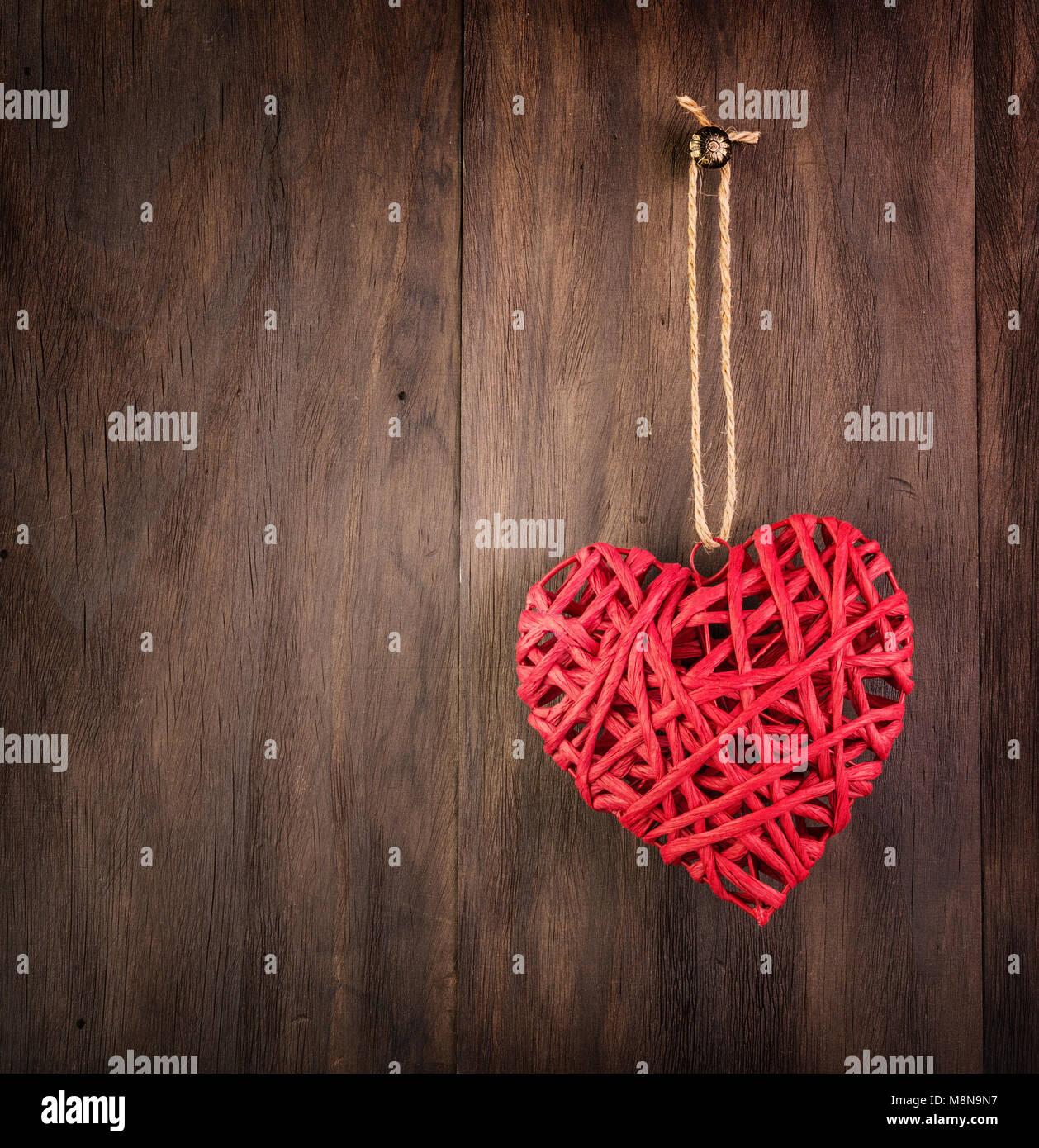 Il giorno di San Valentino Rossi cuore di vimini su vintage sfondo di legno Foto Stock